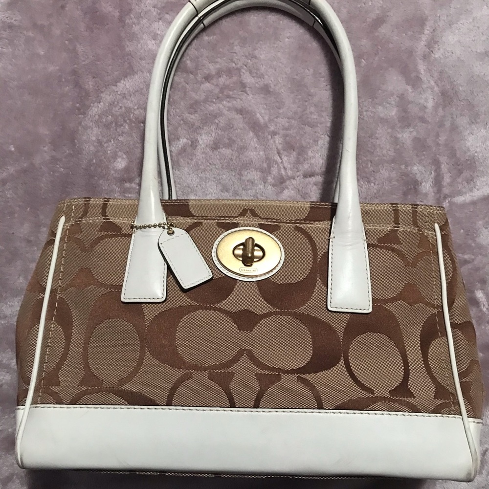 Signature Coach Madeline expandable bag